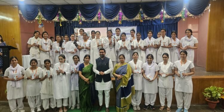 योगी सरकार की महत्वपूर्ण पहल है स्मार्ट फोन वितरण: दानिश आज़ाद अंसारी