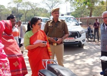 बहराइच: समाज कल्याण ऑफिस में डीएम का औचक निरीक्षण, 2 संदिग्ध पुलिस के हवाले