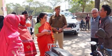 बहराइच: समाज कल्याण ऑफिस में डीएम का औचक निरीक्षण, 2 संदिग्ध पुलिस के हवाले