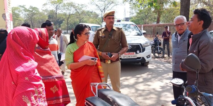 बहराइच: समाज कल्याण ऑफिस में डीएम का औचक निरीक्षण, 2 संदिग्ध पुलिस के हवाले