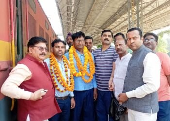 बेल्थरा रोड स्टेशन पर बापू धाम ट्रेन का ठहराव शुरू, व्यापारियों व स्थानीय लोगों में खुशी