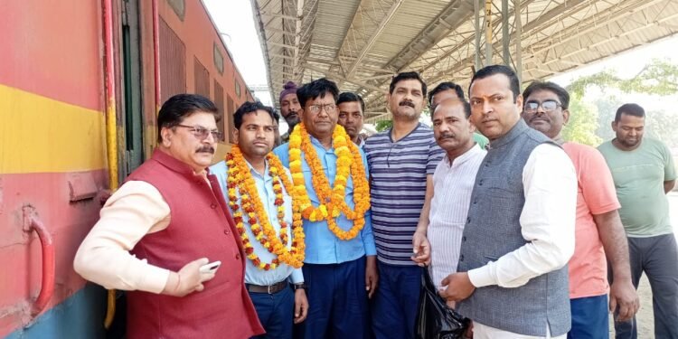 बेल्थरा रोड स्टेशन पर बापू धाम ट्रेन का ठहराव शुरू, व्यापारियों व स्थानीय लोगों में खुशी