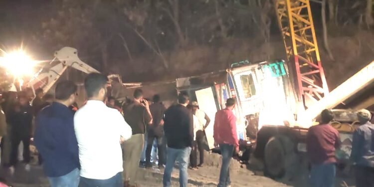 Sonbhadra: ट्रक के नीचे कार के दबने से चार लोगों की दर्दनाक मौत