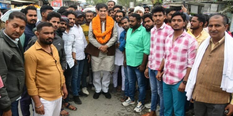 शहीद भगत सिंह इंटर कॉलेज पहुंचने पर नगर विकास मंत्री एके शर्मा की आँखें हुईं नम, कहा- रसड़ा मां के सामान है