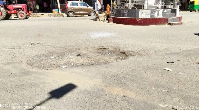 फतेहपुर: मौत को दावत दे रहे जानलेवा गड्ढे, जिम्मेदारों को नहीं है सरोकार