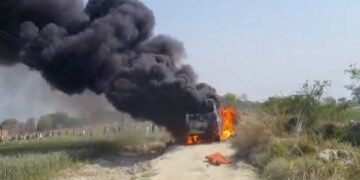 Ghazipur: हाई टेंशन तार की चपेट में आई बारातियों से भरी बस, आग लगने से कई लोग हताहत