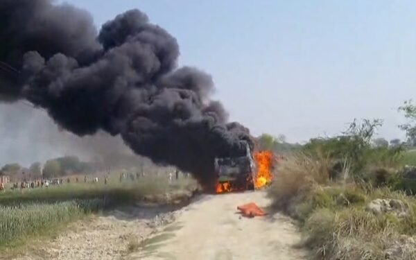 Ghazipur: हाई टेंशन तार की चपेट में आई बारातियों से भरी बस, आग लगने से कई लोग हताहत