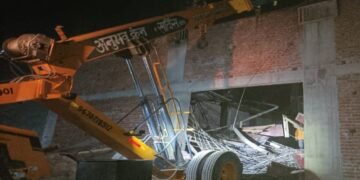 बहराइच: रिसॉर्ट में निर्माण के दौरान छत गिरी, आठ मजदूर दबे, रेस्क्यू ऑपरेशन जारी