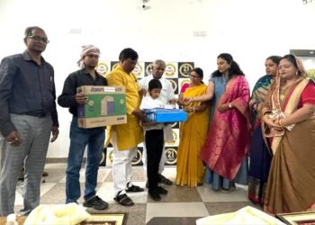 चकिया: सामान्य ज्ञान प्रतियोगिता में उत्कृष्ट प्रदर्शन करने वाले छात्रों को विधायक ने किया पुरस्कृत