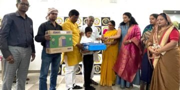 चकिया: सामान्य ज्ञान प्रतियोगिता में उत्कृष्ट प्रदर्शन करने वाले छात्रों को विधायक ने किया पुरस्कृत