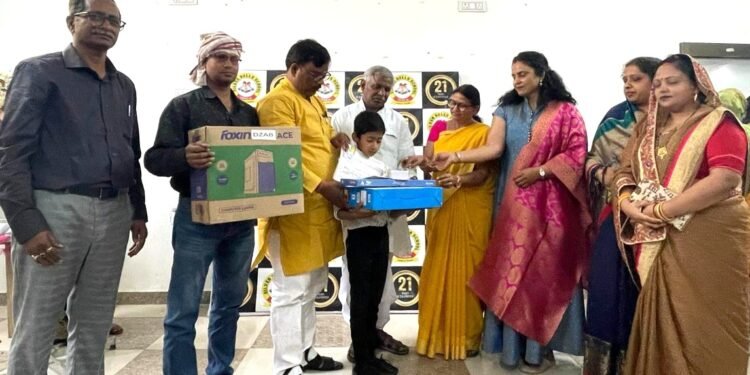 चकिया: सामान्य ज्ञान प्रतियोगिता में उत्कृष्ट प्रदर्शन करने वाले छात्रों को विधायक ने किया पुरस्कृत