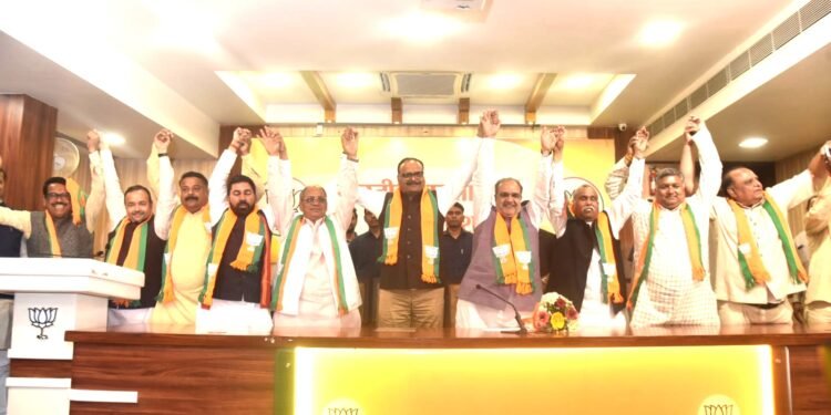 सपा के पूर्व सांसद देवेन्द्र यादव समर्थकों संग भाजपा में शामिल