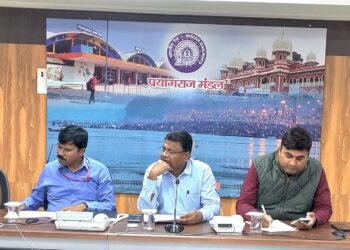 रेलवे स्टेशनों पर यात्रियों को न हो पेय जल की दिक्कत: नवीन प्रकाश