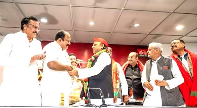 सपा में जनता दल (एस) का विलय, दो दलों ने बिना शर्त दिया समर्थन