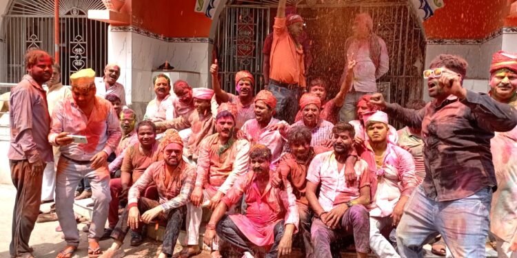 बलिया: जनपदवासियों ने धूमधाम से मनाई होली