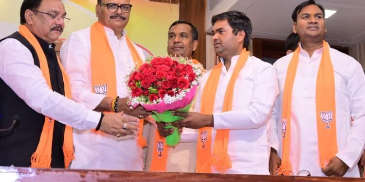 पूर्व मुख्यमंत्री राम नरेश यादव के पुत्र एवं आजमगढ़ के पूर्व सांसद भाजपा में शामिल