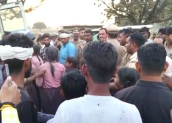 देवा- फतेहपुर मार्ग पर स्कूली बस पलटी, 4 बच्चों की मौत