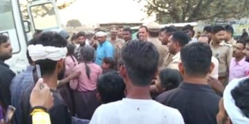 देवा- फतेहपुर मार्ग पर स्कूली बस पलटी, 4 बच्चों की मौत