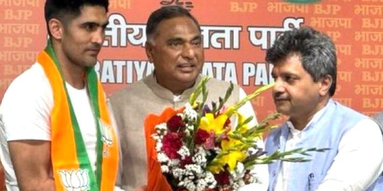 कांग्रेस को लगा झटका, मुक्केबाज विजेंदर सिंह भाजपा में शामिल