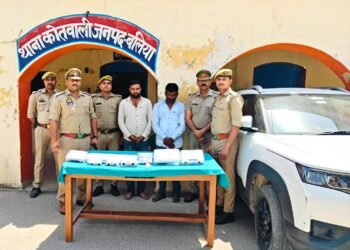 बलिया: पुलिस ने ATM कार्ड बदलकर पैसा निकालने वाले गिरोह का किया पर्दाफाश, 71 ATM बरामद