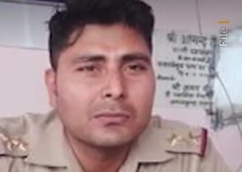 पीएम मोदी के गढ़ बनारस में दरोगा से दुर्व्यवहार, फाड़ी वर्दी, नोंचे बिल्ले