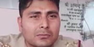 पीएम मोदी के गढ़ बनारस में दरोगा से दुर्व्यवहार, फाड़ी वर्दी, नोंचे बिल्ले