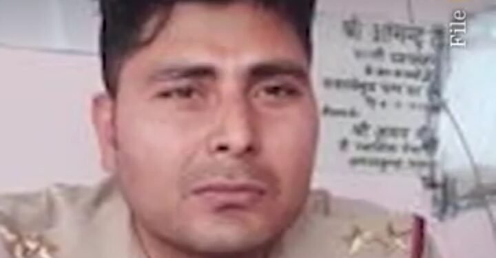 पीएम मोदी के गढ़ बनारस में दरोगा से दुर्व्यवहार, फाड़ी वर्दी, नोंचे बिल्ले