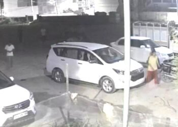 Ayodhya: ब्लॉक प्रमुख के घर पर बदमाशों ने किया फायरिंग, घटना CCTV कैमरे में कैद