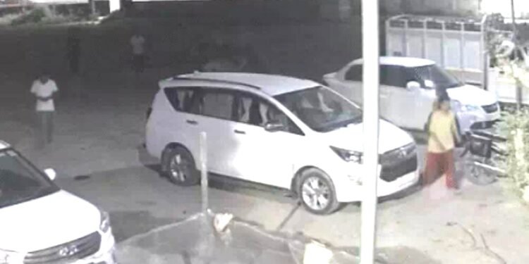 Ayodhya: ब्लॉक प्रमुख के घर पर बदमाशों ने किया फायरिंग, घटना CCTV कैमरे में कैद