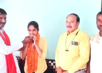 चतुर्थ श्रेणी कर्मचारी की बेटी अंजली पटेल की उपलब्धि पर गांव में जश्न