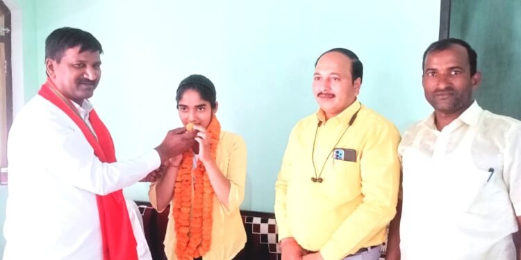 चतुर्थ श्रेणी कर्मचारी की बेटी अंजली पटेल की उपलब्धि पर गांव में जश्न