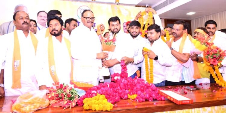 सपा नेता बलराम यादव, पूर्व विधायक जय चौबे सहित कई नेता भाजपा में शामिल