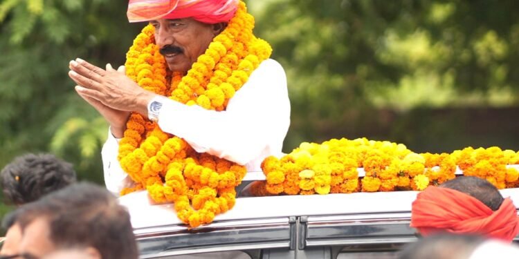 Ballia: नीरज, सनातन, रमाशंकर राजभर सहित कई प्रत्याशियों ने किया नामांकन