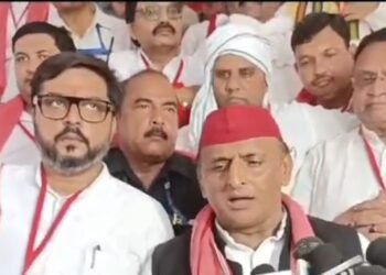 बाराबंकी में गरजे अखिलेश, कहा- संविधान बचाने व बदलने वालों के बीच है 2024 का चुनाव