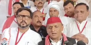 बाराबंकी में गरजे अखिलेश, कहा- संविधान बचाने व बदलने वालों के बीच है 2024 का चुनाव