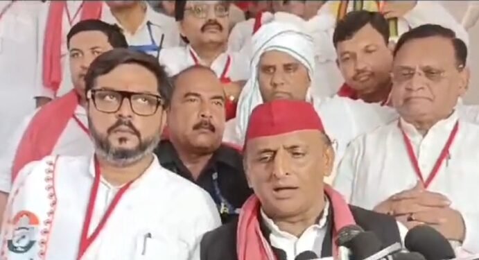 बाराबंकी में गरजे अखिलेश, कहा- संविधान बचाने व बदलने वालों के बीच है 2024 का चुनाव