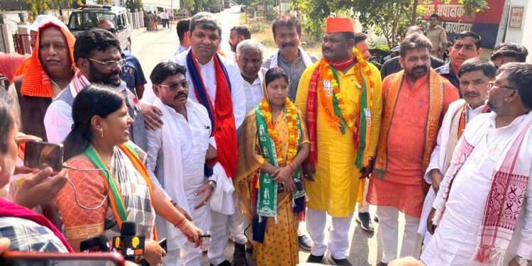 रॉबर्ट्सगंज से अपना दल की प्रत्याशी रिंकी कोल ने नामांकन किया