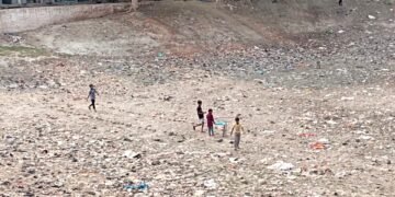 जल संकट: बेल्थरा रोड में पोखरे बने खेल के मैदान