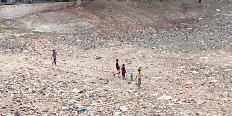 जल संकट: बेल्थरा रोड में पोखरे बने खेल के मैदान