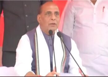 रक्षा मंत्री राजनाथ सिंह ने कांग्रेस की तुलना डायनासोर से क्यों की?