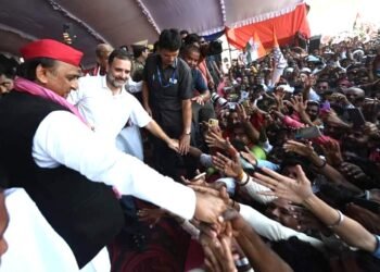 फूलपुर में राहुल – अखिलेश की रैली में उमड़ी भारी भीड़, बैरिकेट तोड़ मंच पर पहुंचे कार्यकर्ता