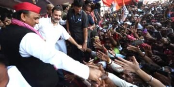 फूलपुर में राहुल – अखिलेश की रैली में उमड़ी भारी भीड़, बैरिकेट तोड़ मंच पर पहुंचे कार्यकर्ता