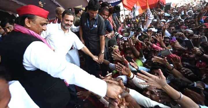 फूलपुर में राहुल – अखिलेश की रैली में उमड़ी भारी भीड़, बैरिकेट तोड़ मंच पर पहुंचे कार्यकर्ता