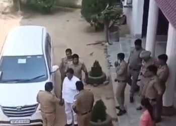 सपा प्रत्याशी लालजी वर्मा के घर पुलिस का छापा, किया नजरबंद