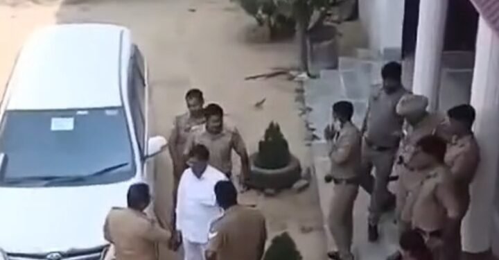 सपा प्रत्याशी लालजी वर्मा के घर पुलिस का छापा, किया नजरबंद