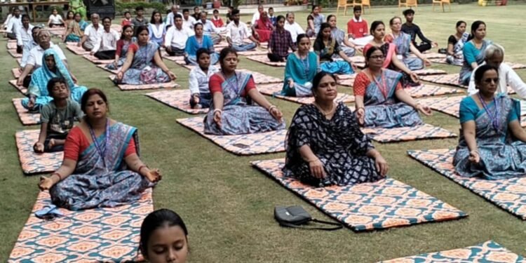 अंतरराष्ट्रीय योग दिवस: बेल्थरारोड में विभिन्न संस्थानों में मनाया गया योग दिवस