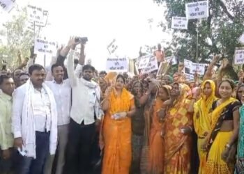 रॉबर्ट्सगंज: मतदान के दिन प्रदर्शन, लोगों ने कहा- नेटवर्क नहीं तो वोट नहीं