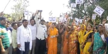 रॉबर्ट्सगंज: मतदान के दिन प्रदर्शन, लोगों ने कहा- नेटवर्क नहीं तो वोट नहीं