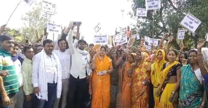 रॉबर्ट्सगंज: मतदान के दिन प्रदर्शन, लोगों ने कहा- नेटवर्क नहीं तो वोट नहीं