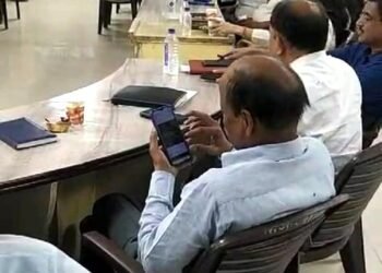 डीएम सुन रहे थे शिकायत, मातहत अधिकारी व्हाट्सएप चैटिंग व शॉर्ट वीडियो में थे मस्त